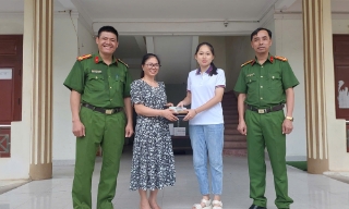 Sinh viên sư phạm trả lại túi xách cho người đánh rơi