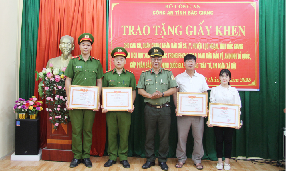  Khen thưởng 4 cá nhân xã Sa Lý có thành tích xuất sắc trong phong trào toàn dân bảo vệ an ninh Tổ quốc
