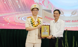 Chủ tịch UBND tỉnh Nguyễn Việt Oanh gặp mặt, biểu dương 80 điển hình tiên tiến công an nhân dân