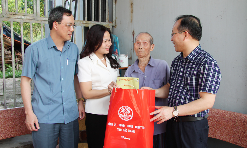 Thăm, tặng quà CCB, TNXP huyện Yên Dũng tham gia Chiến dịch Điện Biên Phủ