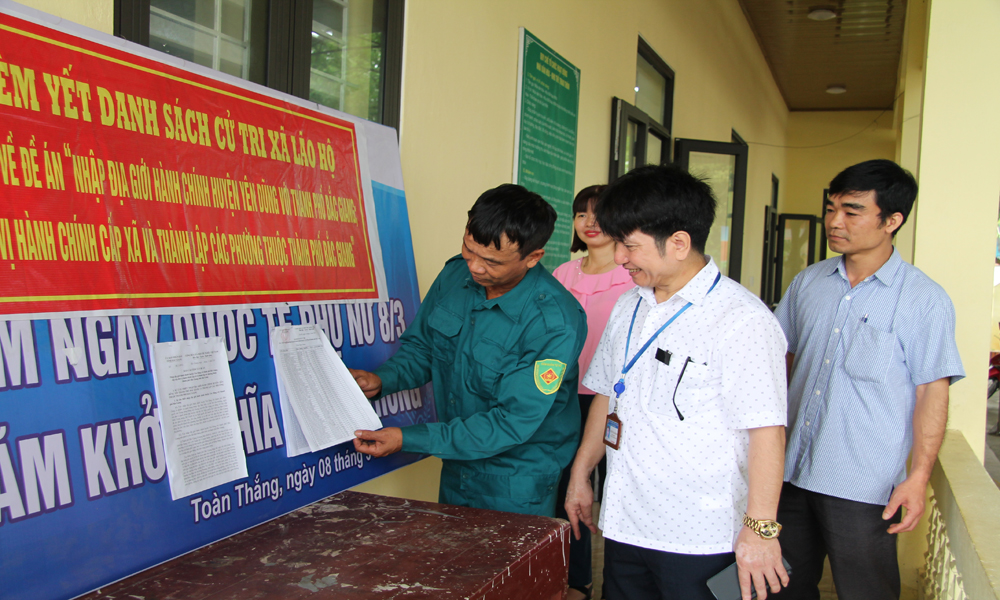 Cử tri huyện Yên Dũng bỏ phiếu về việc sáp nhập, đổi tên gọi đơn vị hành chính