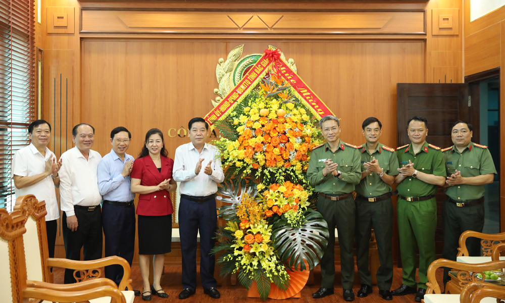 Các đồng chí lãnh đạo tỉnh Bắc Giang chúc mừng Công an tỉnh nhân Ngày truyền thống Công an nhân dân