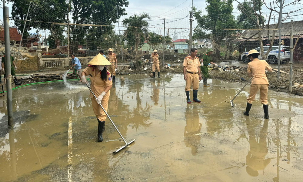 Bắc Giang: Cán bộ, chiến sĩ Phòng Cảnh sát giao thông giúp người dân khắc phục hậu quả thiên tai