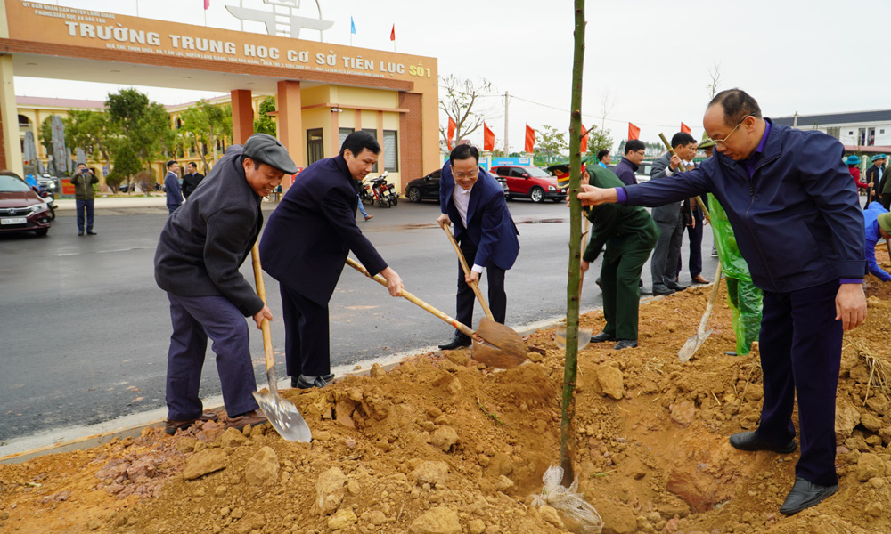  Lạng Giang: Trồng mới 220 cây dã hương hưởng ứng Tết trồng cây