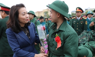 Phó Bí thư Thường trực Tỉnh ủy Nguyễn Thị Hương động viên tân binh huyện Lạng Giang lên đường nhập ngũ