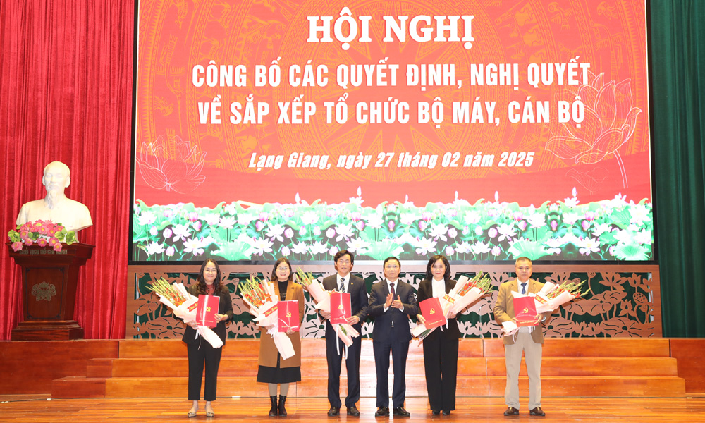  Lạng Giang: Công bố các quyết định, nghị quyết về sắp xếp tổ chức bộ máy, cán bộ