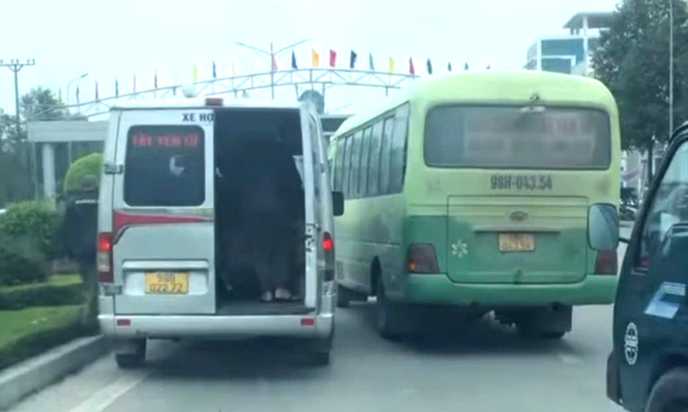  Bắc Giang: Tranh giành khách, xe bus và “xe dù” chèn ép nhau