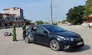 Va chạm với ô tô, hai thanh niên đi xe máy bị thương nặng