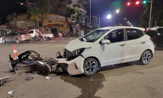 Xe máy va chạm với ô tô đi ngược chiều, hai thanh niên bị thương nặng