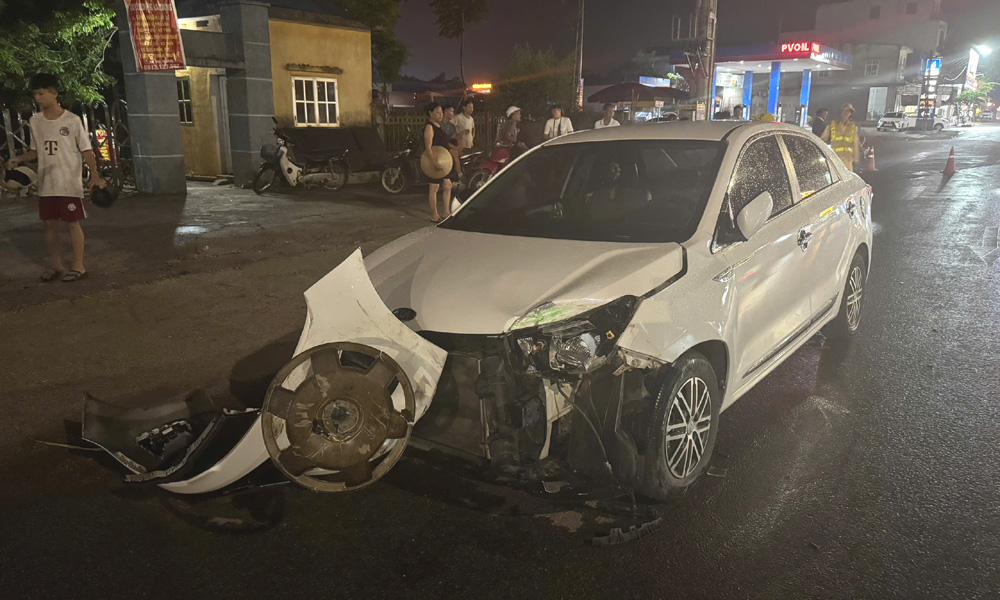  Bắc Giang: Đi từ đường nhánh ra, ô tô con va chạm mạnh với xe buýt