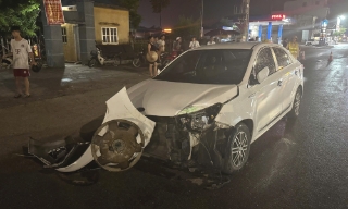 Bắc Giang: Đi từ đường nhánh ra, ô tô con va chạm mạnh với xe buýt
