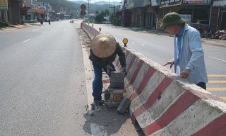 Dỡ bỏ những điểm kê gạch đá để vượt dải phân cách cứng trên quốc lộ 17
