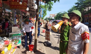 Thị trấn Đồi Ngô giải quyết tình trạng lấn chiếm vỉa hè