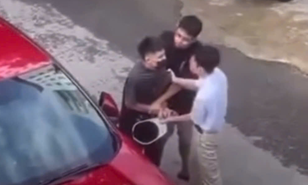  Va chạm giao thông, hai cha con hành hung nam thanh niên