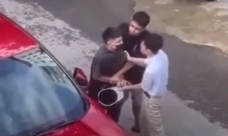 Va chạm giao thông, hai cha con hành hung nam thanh niên