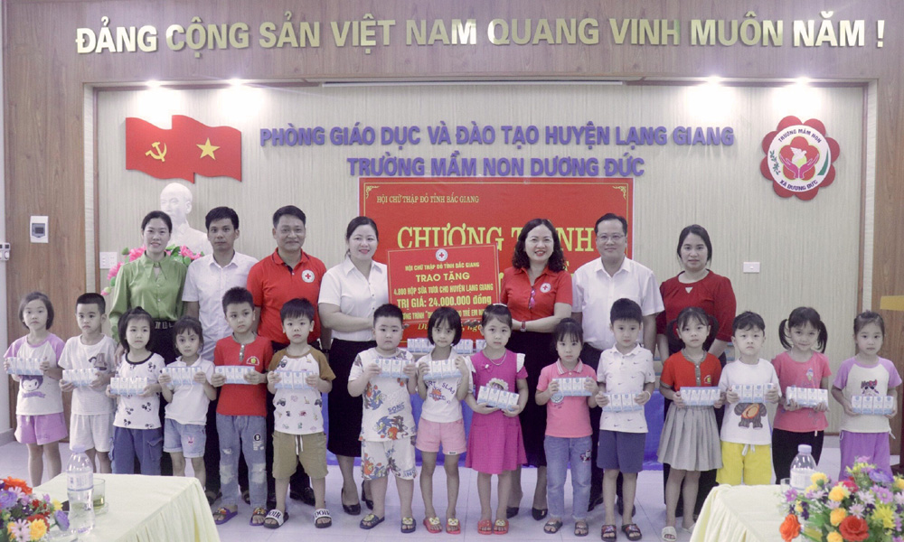 Hội Chữ thập đỏ tỉnh trao sữa tươi cho học sinh Lạng Giang