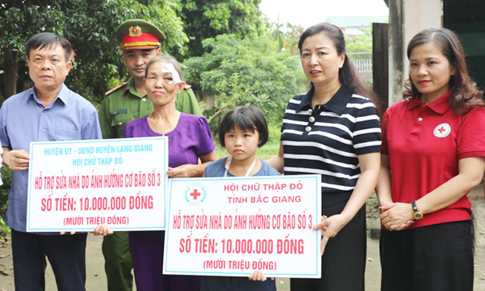 Phó Bí thư Thường trực Tỉnh ủy Bắc Giang Lê Thị Thu Hồng thăm hỏi, động viên các gia đình bị thiệt hại do bão số 3