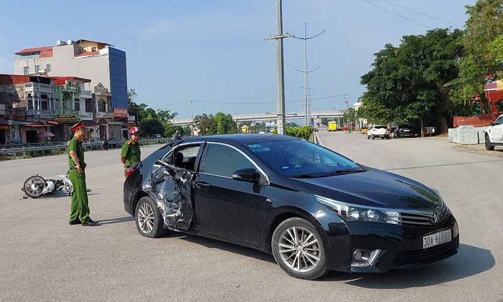  Va chạm với ô tô, hai thanh niên ở Bắc Giang đi xe máy bị thương nặng