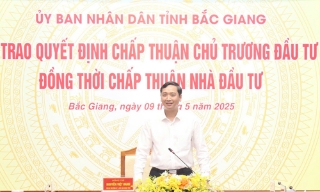 Trao quyết định chấp thuận chủ trương đầu tư dự án hạ tầng Khu công nghiệp Tiên Sơn - Ninh Sơn và Cụm công nghiệp Phương Sơn - Đại Lâm