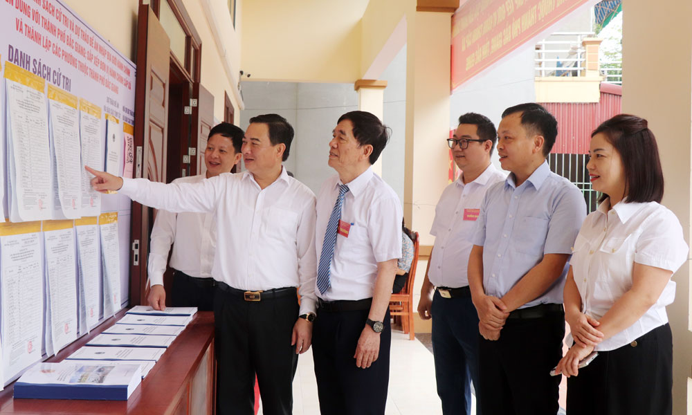 Đồng chí Vũ Trí Hải, Bí thư Thành ủy Bắc Giang dự khai mạc lấy ý kiến cử tri tại phường Trần Nguyên Hãn