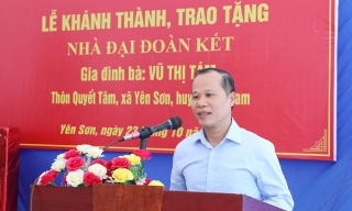 Đồng chí Mai Sơn, Quyền Chủ tịch UBND tỉnh Bắc Giang trao nhà đại đoàn kết tại xã Yên Sơn (Lục Nam)