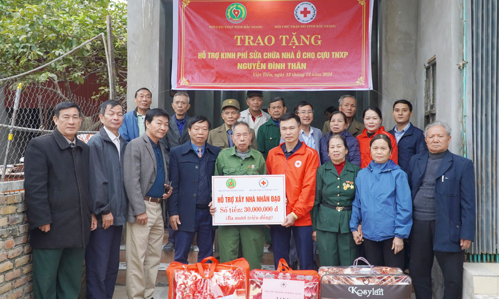 Trao kinh phí hỗ trợ sửa chữa nhà ở cho gia đình ông Nguyễn Đình Thân, cựu thanh niên xung phong 