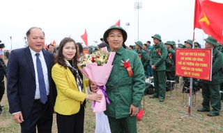 Phó Chủ tịch Thường trực HĐND tỉnh Lâm Thị Hương Thành dự lễ giao, nhận quân tại thị xã Việt Yên