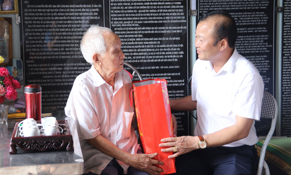 Thăm, tặng quà cựu chiến binh tham gia Chiến dịch Điện Biên Phủ