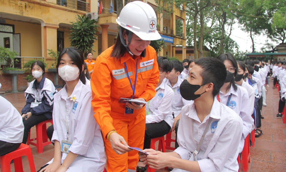 Hơn 1,4 nghìn học sinh Việt Yên ký cam kết bảo vệ an toàn lưới điện cao áp