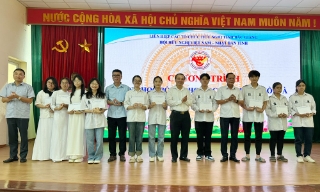 Hội Hữu nghị Việt Nam - Nhật Bản tỉnh Bắc Giang trao học bổng cho 10 học sinh lớp chuyên Tiếng Nhật Bản