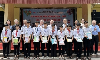 Hội đồng Xúc tiến hòa bình và hữu nghị Việt Nam - Nhật Bản trao học bổng cho học sinh dân tộc thiểu số tại Bắc Giang
