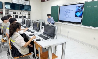 Bắc Giang: Phối hợp đào tạo kiến thức về công nghệ bán dẫn và trí tuệ nhân tạo 