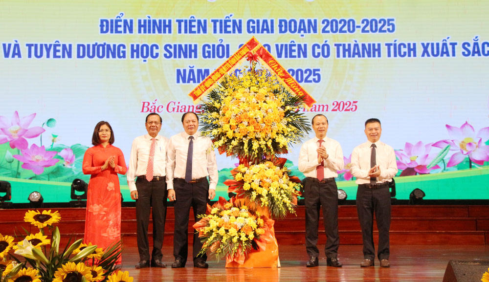  Bắc Giang biểu dương điển hình tiên tiến ngành Giáo dục và tuyên dương học sinh giỏi, giáo viên bồi dưỡng học sinh giỏi