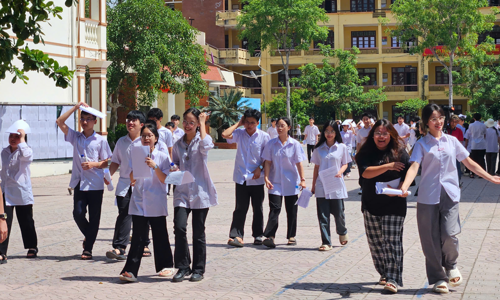  Đề thi Ngữ văn đề cập chủ đề "vùng trời quê hương nào cũng là bầu trời Tổ quốc"