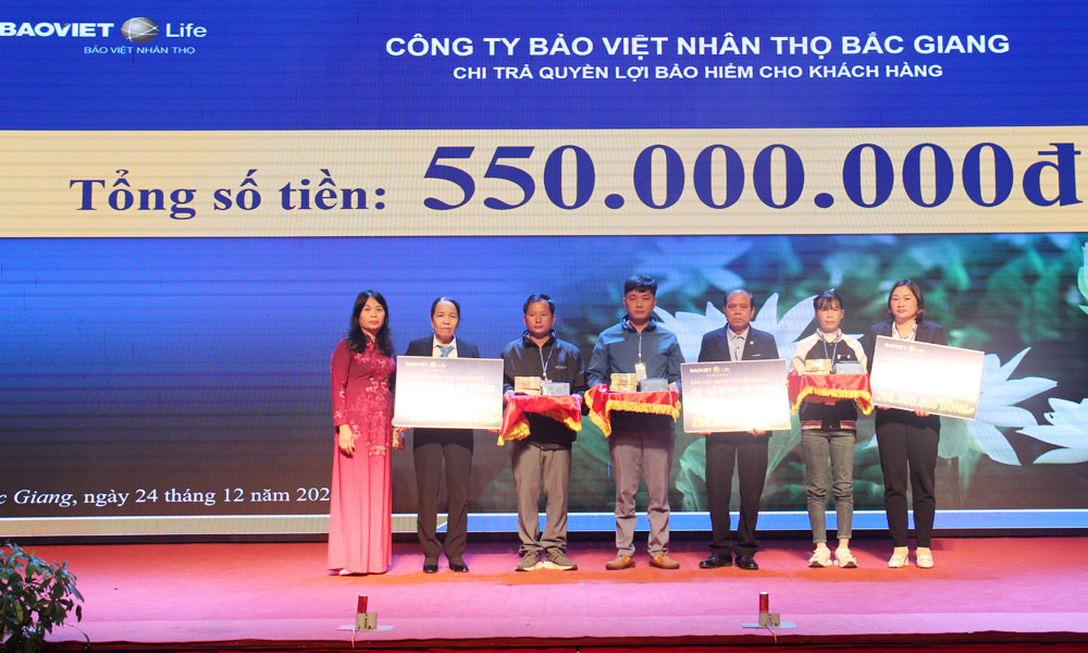  Bảo Việt Nhân thọ Bắc Giang chi trả 550 triệu đồng cho khách hàng gặp rủi ro