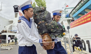 Tiễn đoàn công tác đi thăm, chúc Tết quân và dân Quần đảo Trường Sa