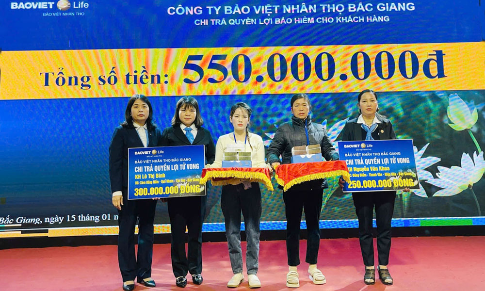  Công ty Bảo việt Nhân thọ Bắc Giang chi trả 550 triệu đồng cho gia đình hai khách hàng gặp rủi ro