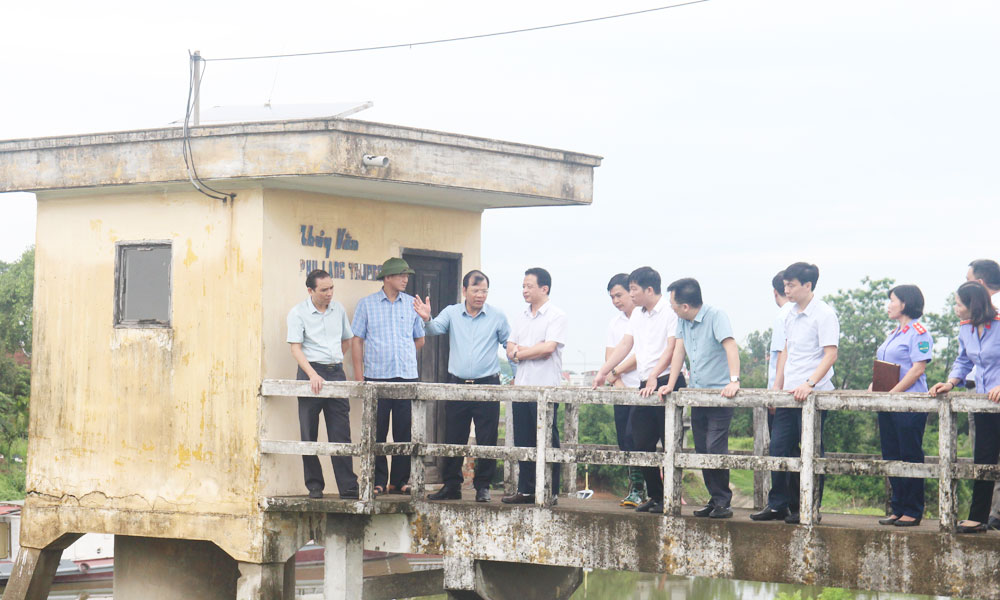  Phó Chủ tịch UBND tỉnh Bắc Giang Phan Thế Tuấn kiểm tra một số công trình đê điều, thủy lợi