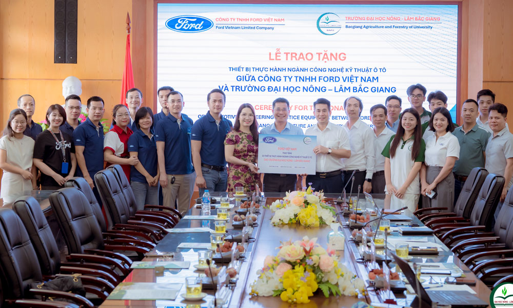  Công ty trách nhiệm hữu hạn Ford Việt Nam tài trợ thiết bị dạy nghề cho Trường Đại học Nông - Lâm Bắc Giang