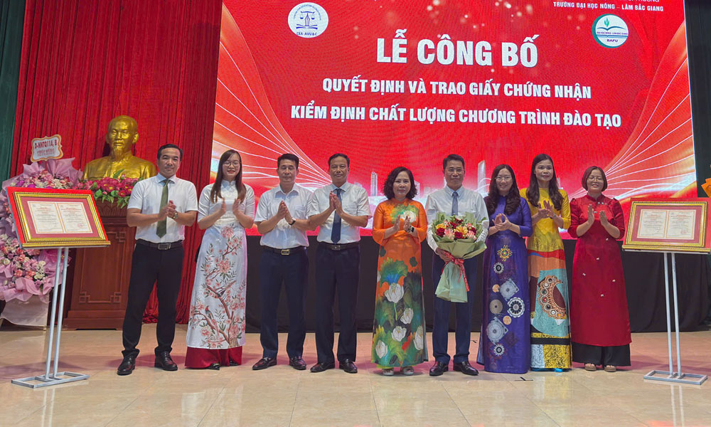  Trao Giấy chứng nhận kiểm định chất lượng giáo dục cho Trường Đại học Nông - Lâm Bắc Giang