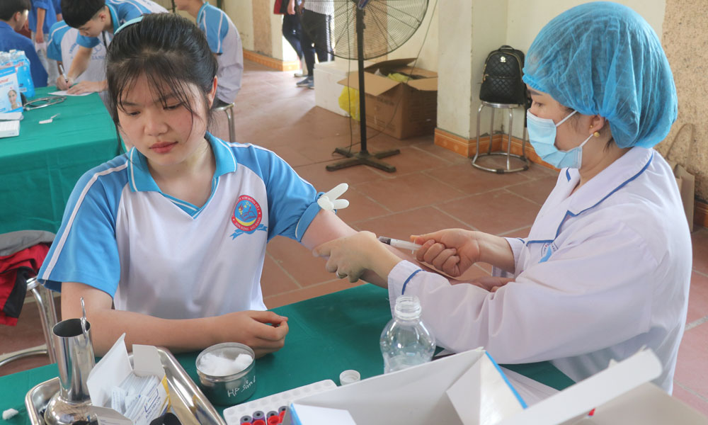 Sơn Động: Xét nghiệm sàng lọc bệnh tan máu bẩm sinh cho hơn 2,5 nghìn học sinh THPT