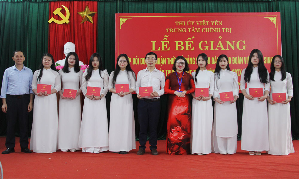 Việt Yên: 93 học viên hoàn thành chương trình bồi dưỡng nhận thức về Đảng