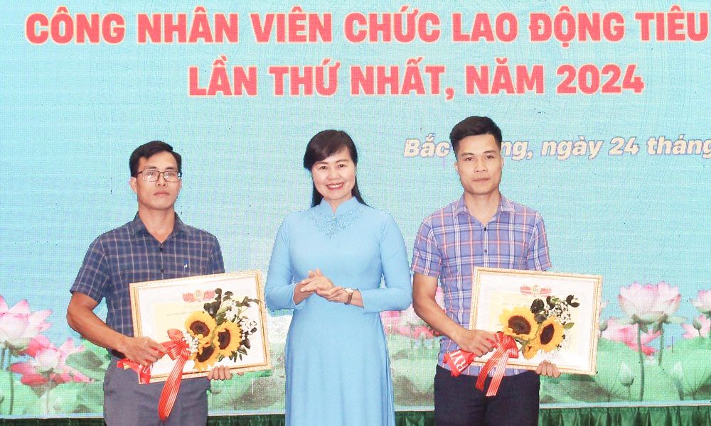 Tôn vinh 52 điển hình tiên tiến ngành Nông nghiệp và PTNT