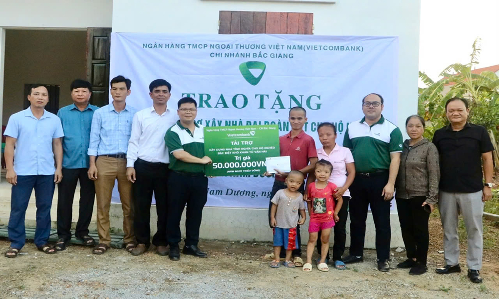 Vietcombank Bắc Giang hỗ trợ 150 triệu đồng xây dựng nhà đại đoàn kết tại Lục Ngạn 