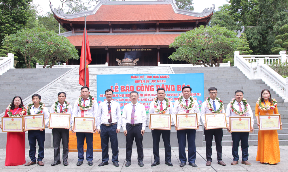 Đoàn đại biểu huyện Lục Ngạn báo công dâng Bác tại Hà Nội 