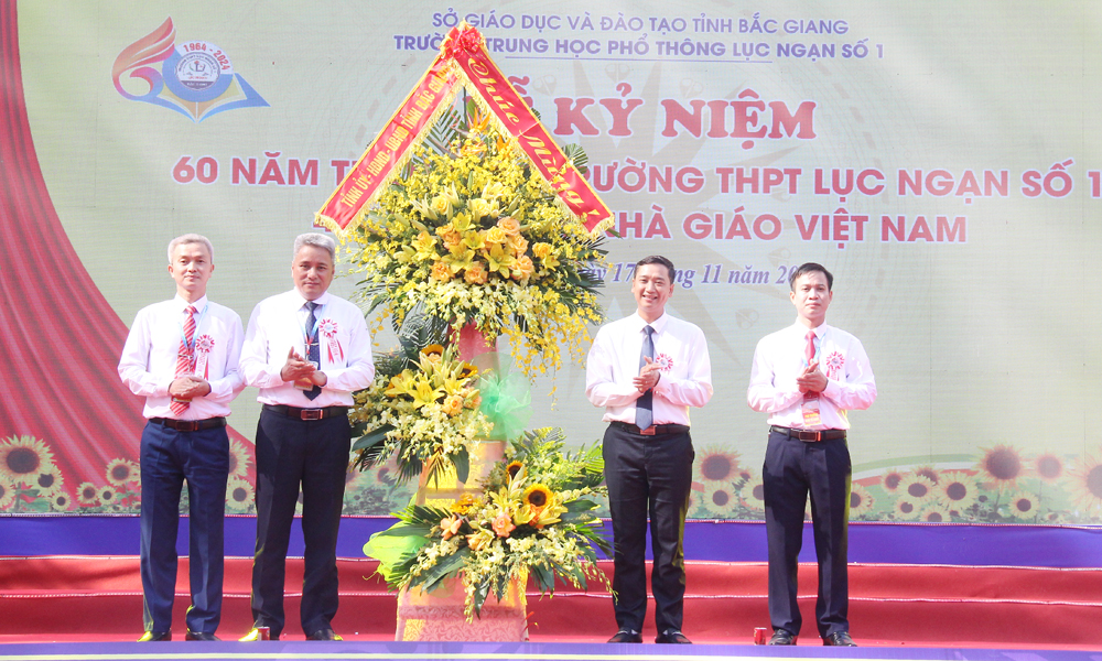  Trưởng Ban Tuyên giáo Tỉnh ủy Nguyễn Việt Oanh chúc mừng Ngày Nhà giáo Việt Nam tại Trường THPT Lục Ngạn số 1