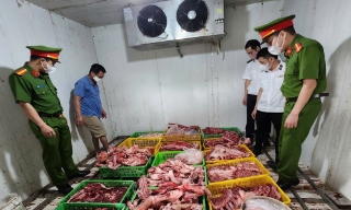 Bắc Giang: Phát hiện, tiêu hủy gần 1,8 tấn thịt và xương lợn bẩn 
