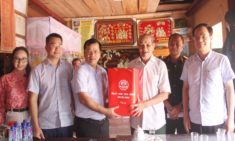 Đồng chí Phan Thế Tuấn tặng quà CCB, cựu TNXP tham gia Chiến dịch Điện Biên Phủ