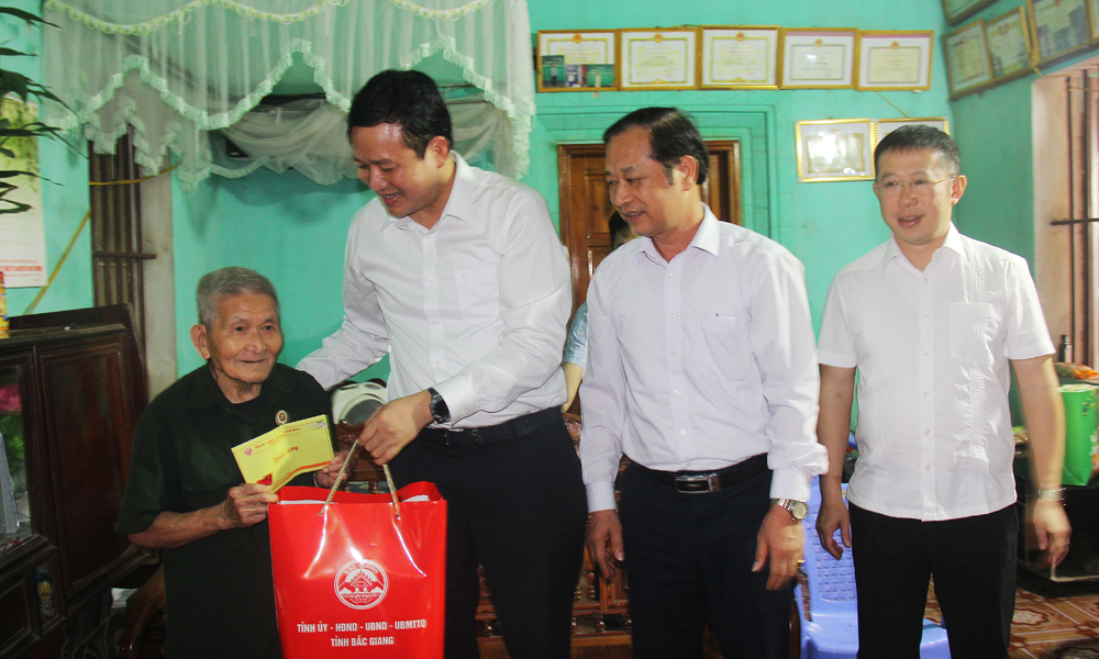 Đồng chí Lê Ô Pích tặng quà CCB, cựu TNXP tham gia Chiến dịch Điện Biên Phủ 