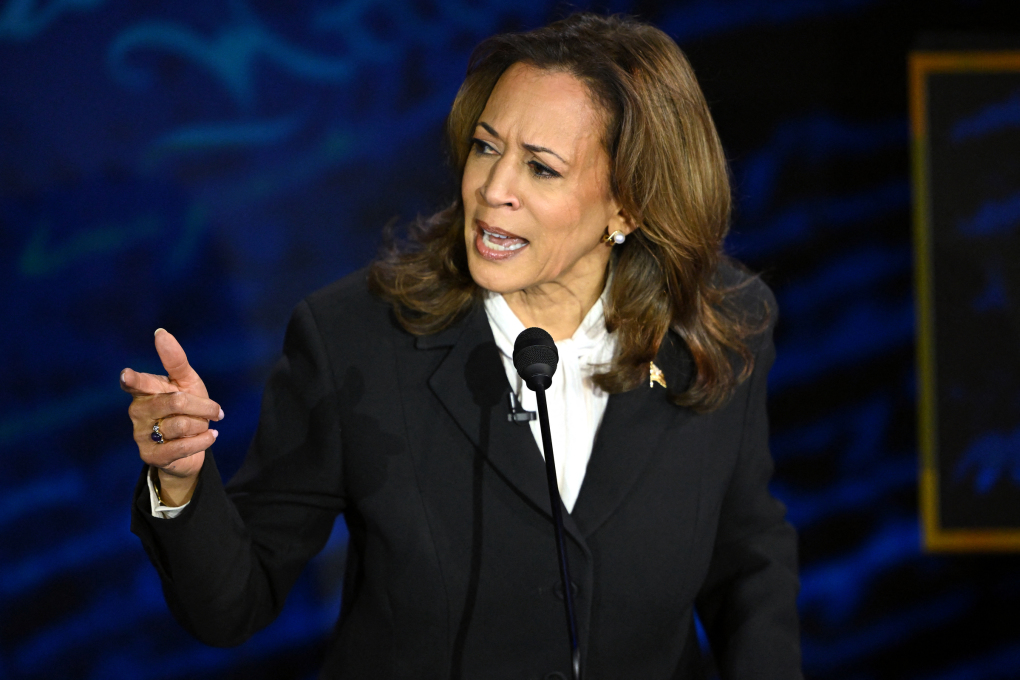 Bà Kamala Harris dồn ông Donald Trump vào thế thủ trong cuộc tranh luận